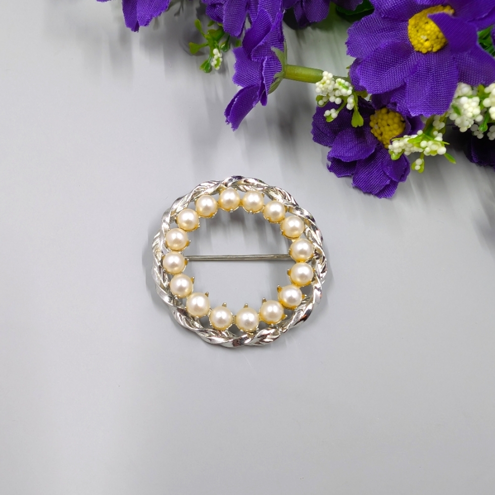 Minimalist Style Pearl Wreath Vintage Brooch
